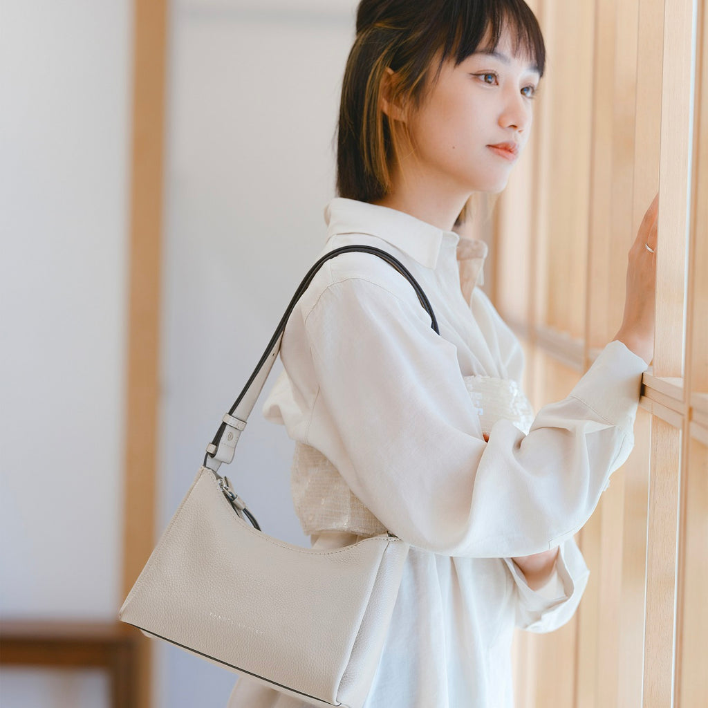 Samuel Ashley - Cameron Leather Shoulder Bag in light grey