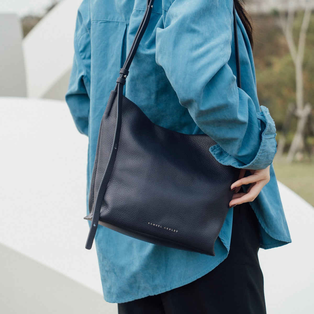 Oliver Gal My Blue Bag Remix キャンバス 41x41 Amazon.com: The Oliver Gal Artist Co. Fashion and Glam Framed Wall