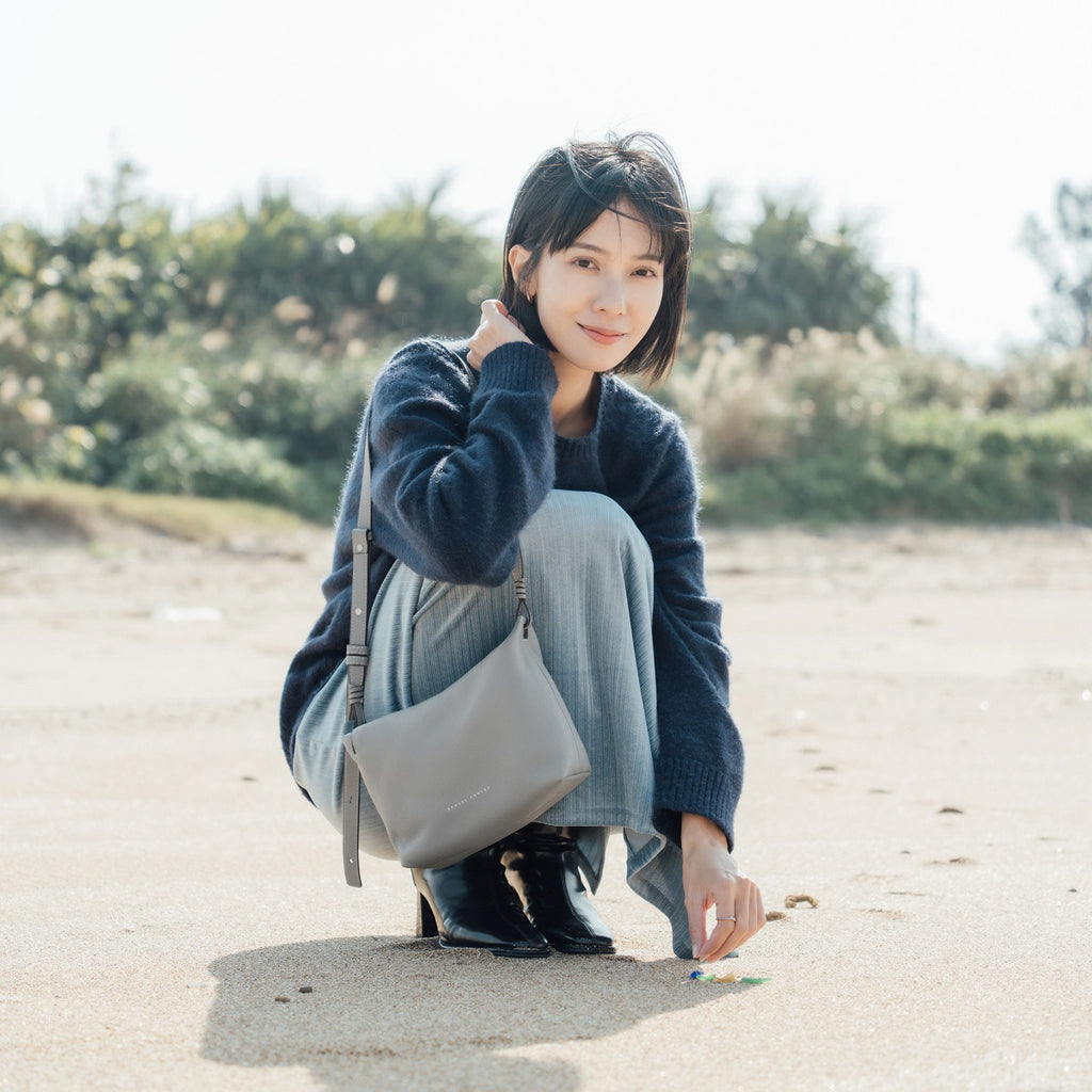 Samuel Ashley - Shelly Leather Crossbody Bag in ash grey