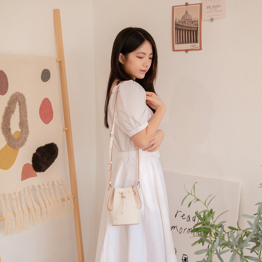 Samuel Ashley - Mini Chantal Drawstring Leather Bag in milk